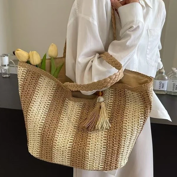 Geflochtene Strandtasche mit dekorativem Quastenanhänger Skanto