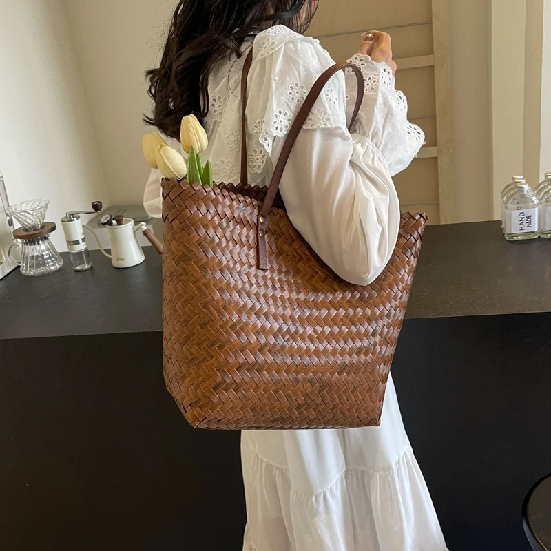 Elegante und handgemachte Korbtasche Skanto