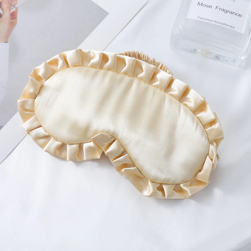 Satin-glänzende Augenmaske für Damen mit ergonomischer Kontur, Rüschenrand und weicher Polsterung Skanto