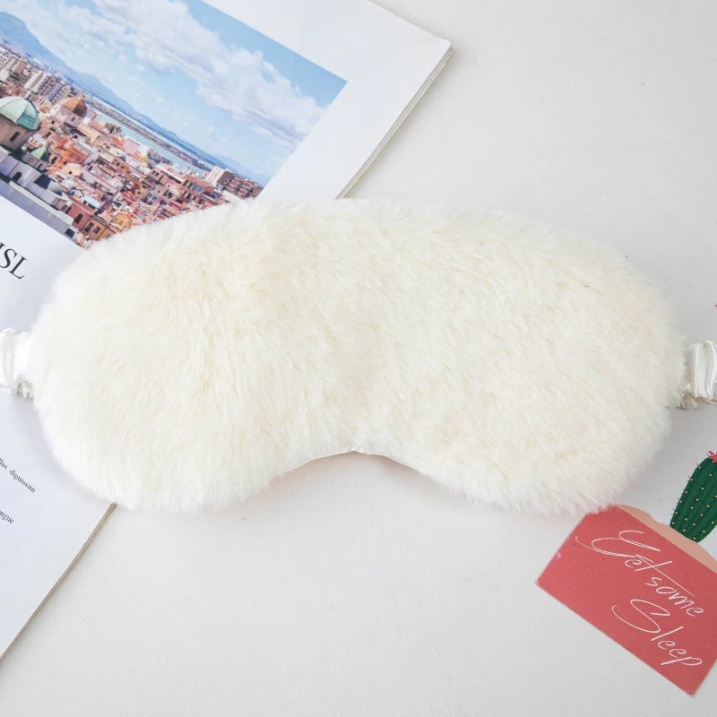 Nan flauschige ergonomische Augenmaske für Damen mit verstellbarem Satinband und weichem Kunstfellbezug Skanto