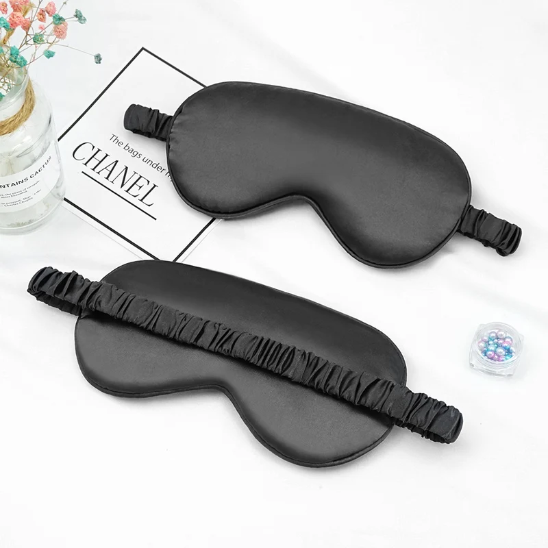 Atmungsaktive Satin-Augenmaske für Damen mit ergonomischer Wölbung, weicher Polsterung und gerafftem Anti-Rutsch-Band Skanto
