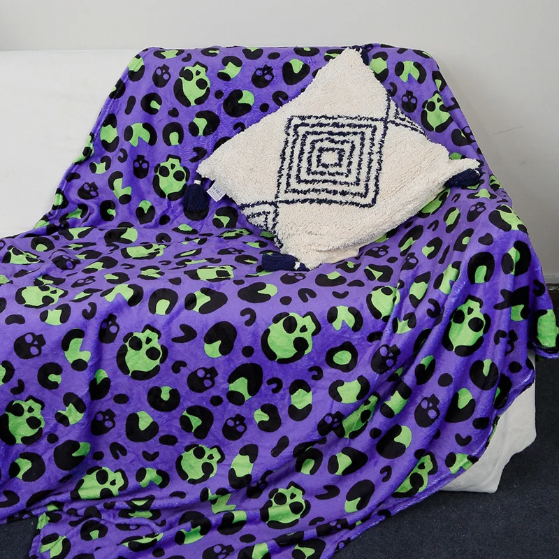 Kuscheldecke mit verspielten Katzen- und Regenbogenmotiven Skanto