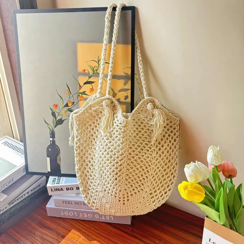 Handgefertigte Strohtasche mit Quasten Skanto