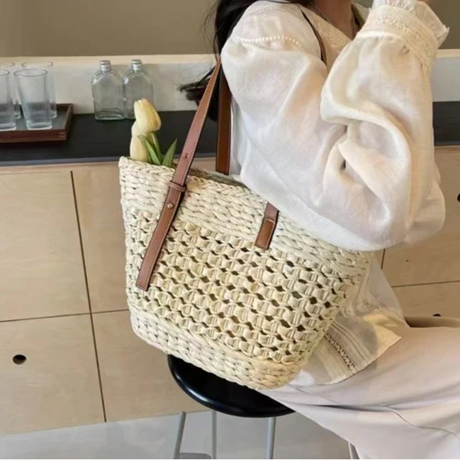 Handgewebte Strandtasche im modernen Design Skanto
