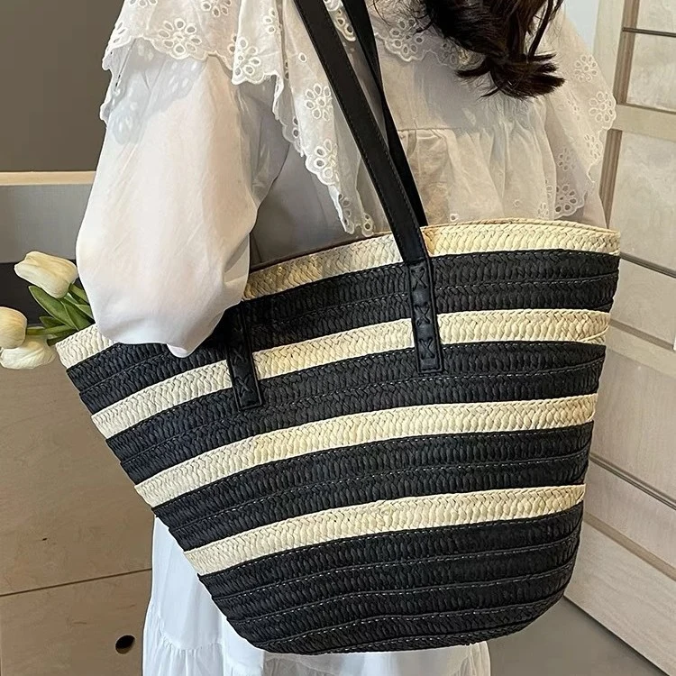 Stilvolle Strandtasche mit Ledergriffen Skanto