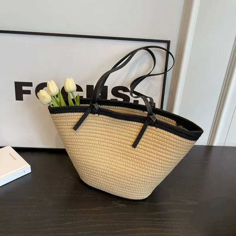 Geräumige Strandtasche mit innovativen Ledergriffen Skanto