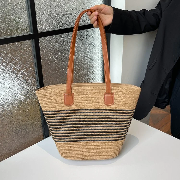 Stilvolle Strandtasche mit dekorativem Streifenmuster Skanto