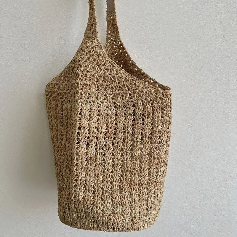 Handgefertigte Strohtasche mit modernem Streifenmuster Skanto