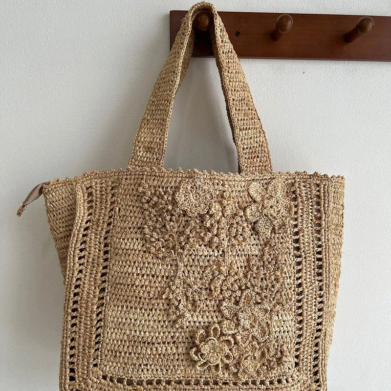 Handgefertigte Strohtasche mit floralen Details Skanto