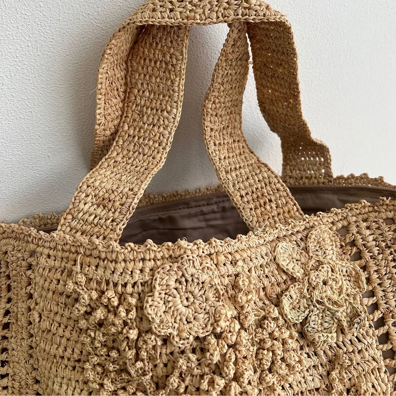 Handgefertigte Strohtasche mit floralen Details Skanto