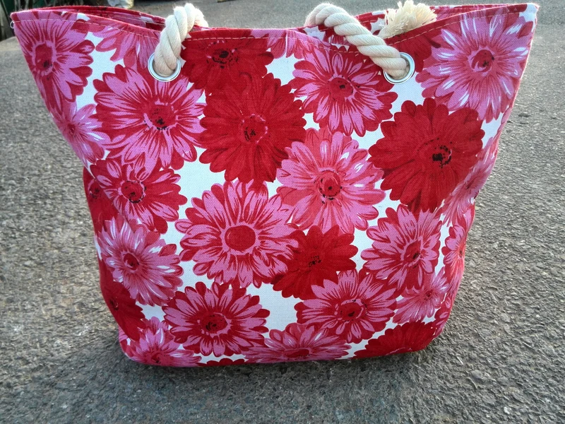 Strandtasche mit Blumenmuster und robusten Seilgriffen Skanto