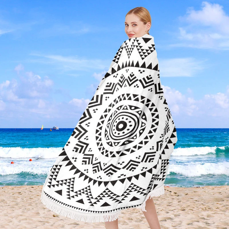 Rundes Strandtuch mit farbenfrohem Tropenmotiv Skanto