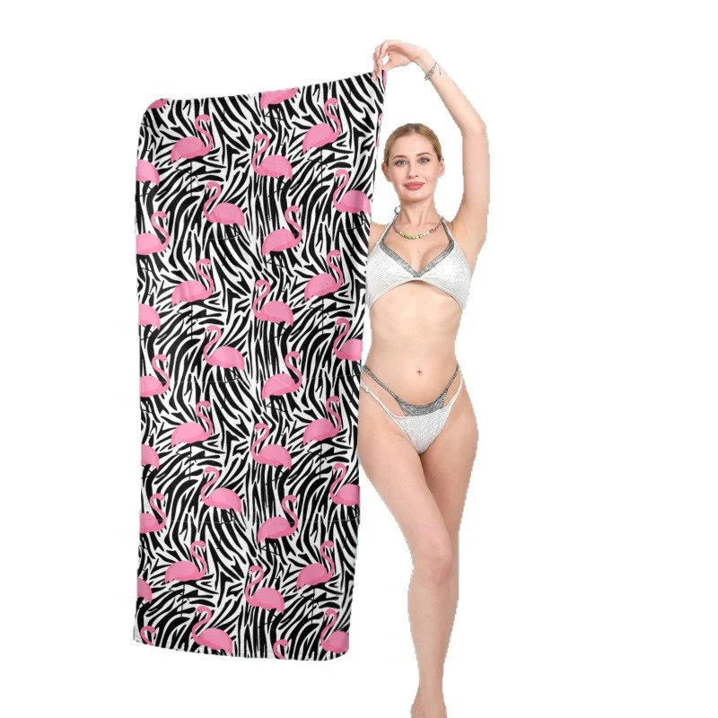 Strandtuch mit lebhaftem Flamingo-Muster und geometrischem Design Skanto