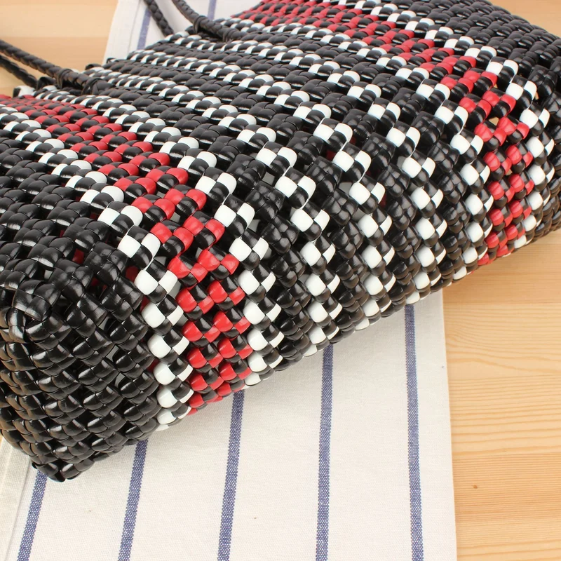 Stylische Handtasche aus gewebtem Material Skanto