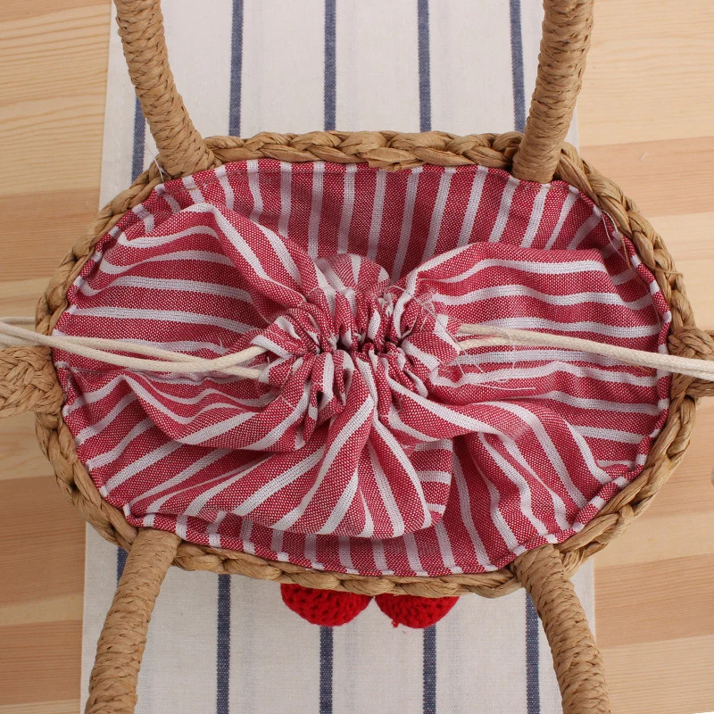 Korbtasche mit gehäkeltem Kirsch-Design Skanto