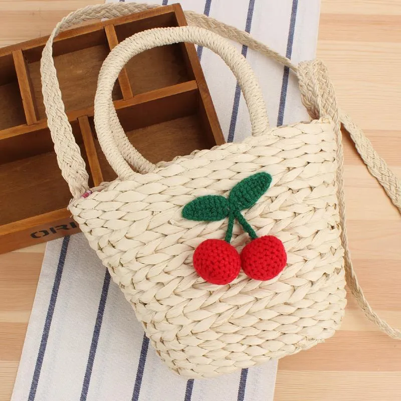 Korbtasche mit gehäkeltem Kirsch-Design Skanto