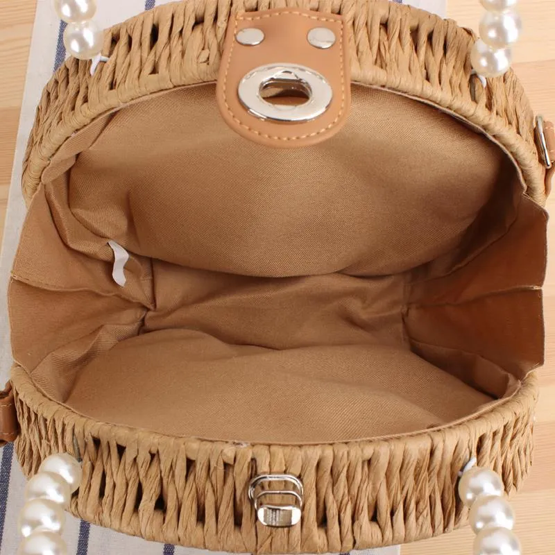 Runde Strohtasche mit Perlenschmuck Skanto