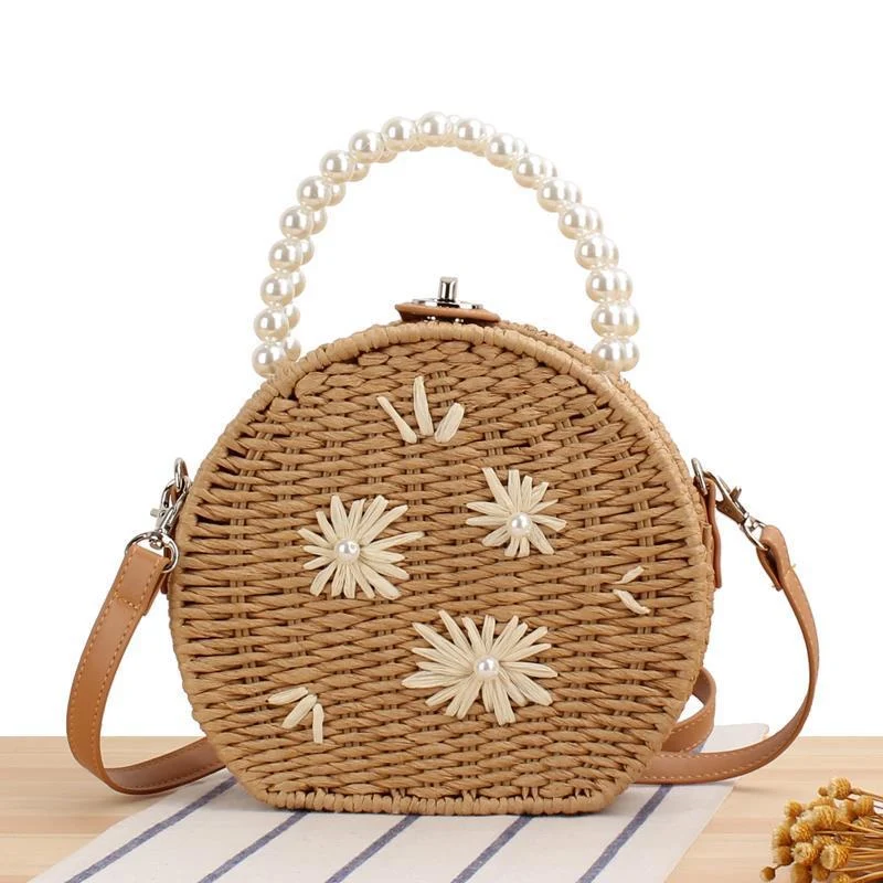 Runde Strohtasche mit Perlenschmuck Skanto