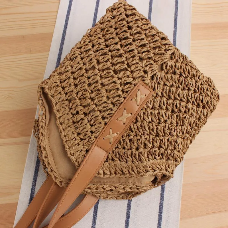 Geräumige Raffia-Umhängetasche mit Ledergriff Skanto