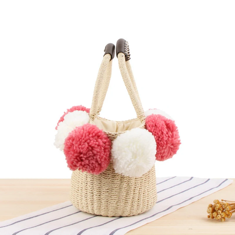 Korbtasche mit dekorativen Pompons Skanto