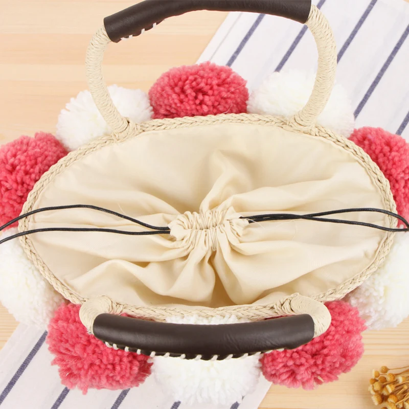 Korbtasche mit dekorativen Pompons Skanto