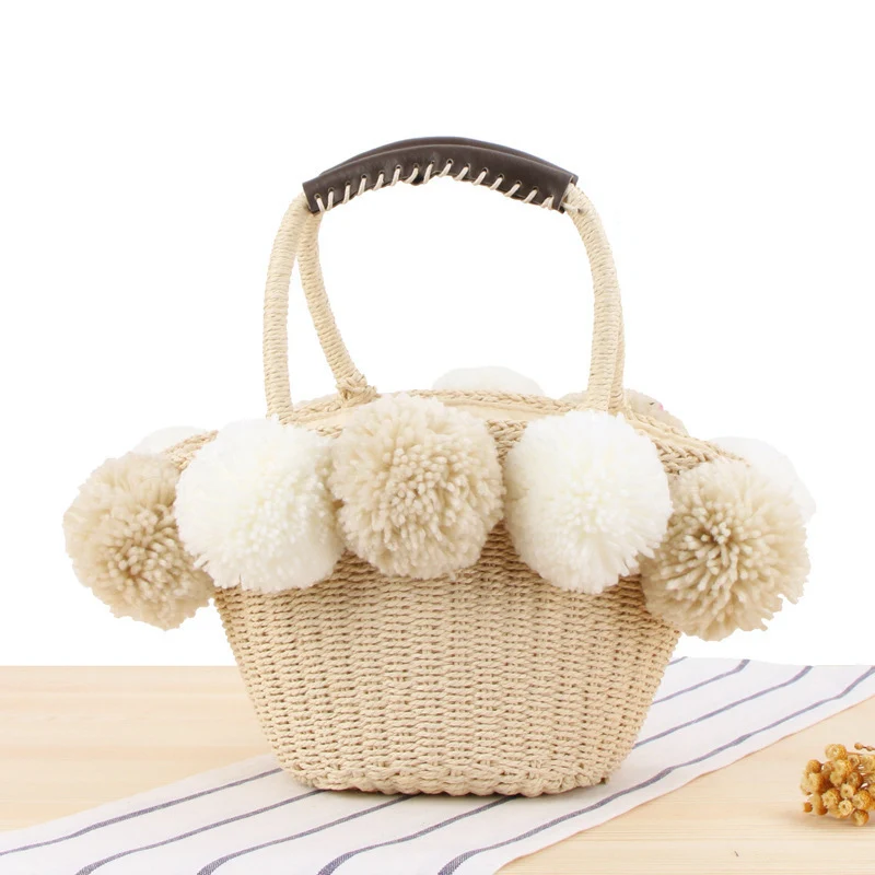Korbtasche mit dekorativen Pompons Skanto