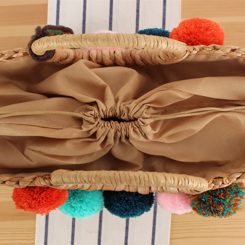 Korbtasche mit bunten Pompons und Griff Skanto