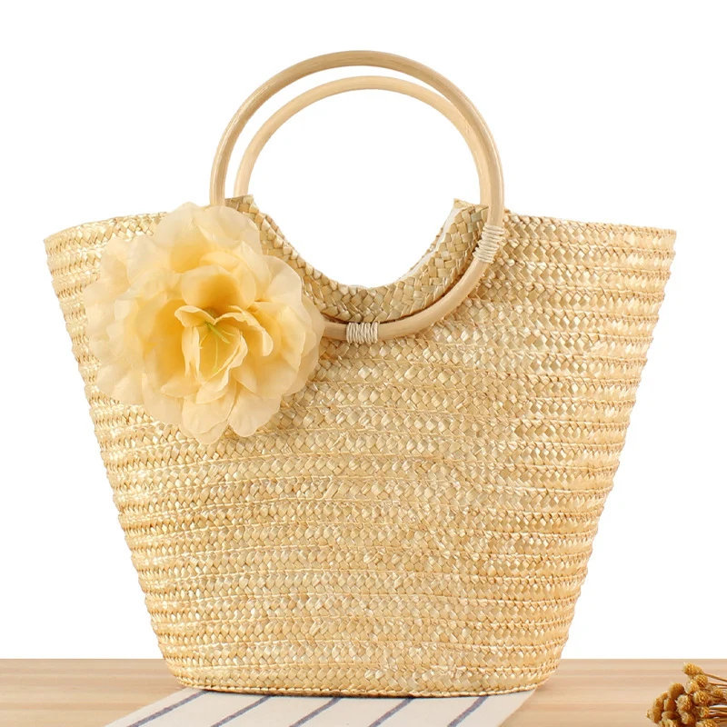 Geflochtene Strohtasche mit Blumenakzent Skanto