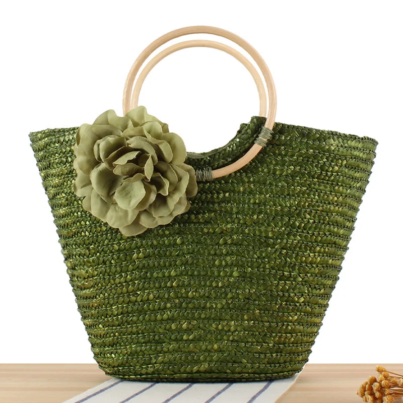 Geflochtene Strohtasche mit Blumenakzent Skanto