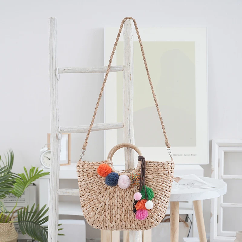Korbtasche mit bunten Pompons Skanto