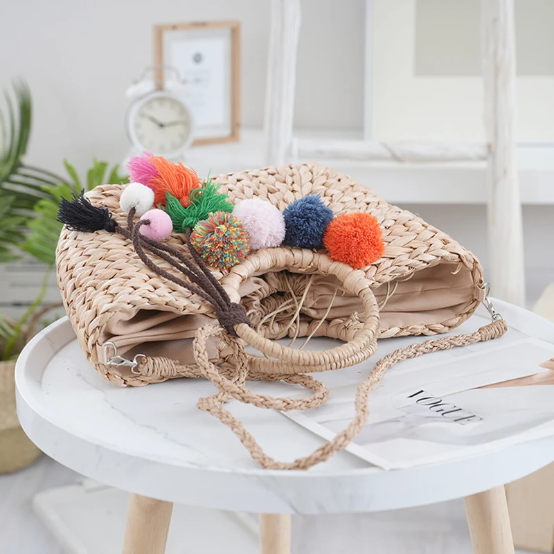 Korbtasche mit bunten Pompons Skanto