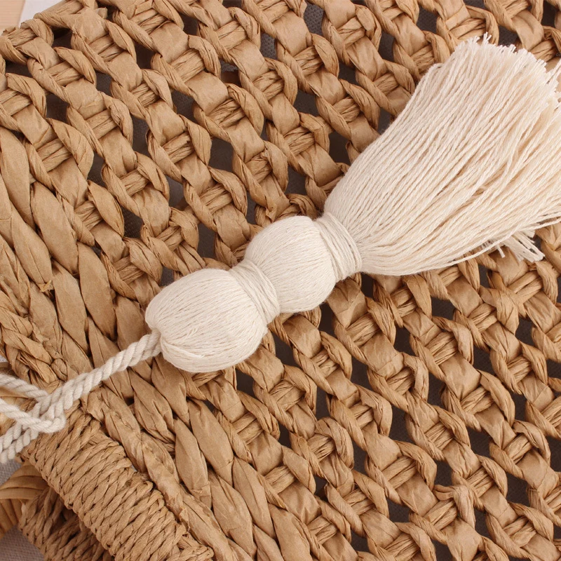 Weiche und stilvolle Stroh-Umhängetasche mit abnehmbarem Quasten-Detail Skanto