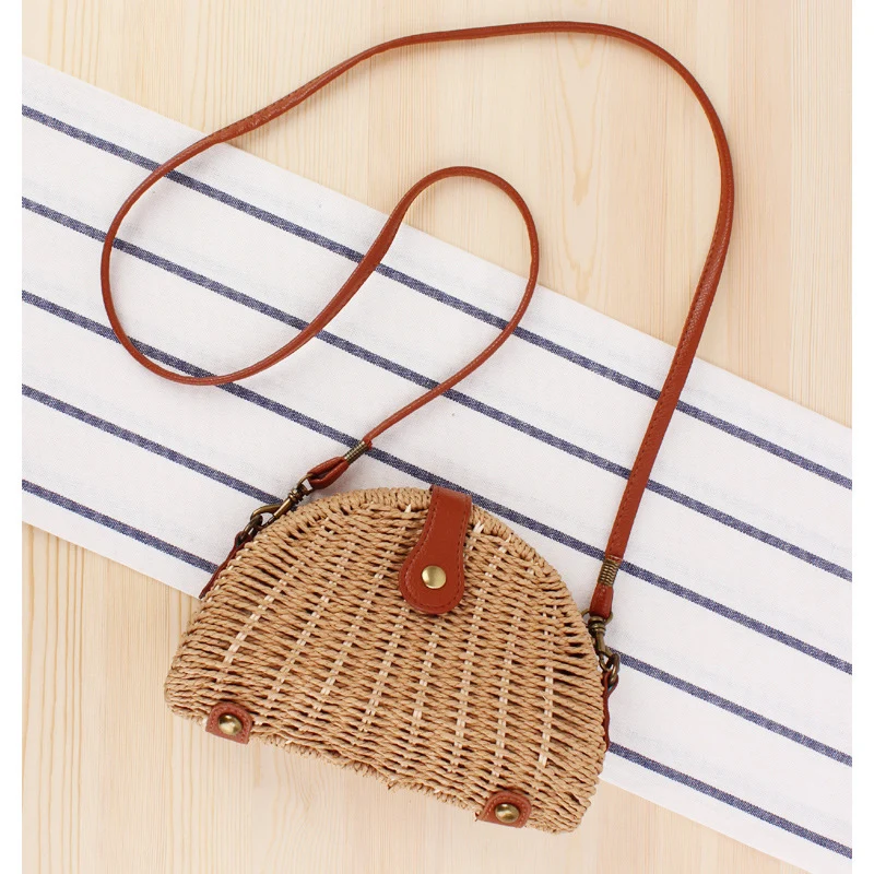 Rattan-Schultertasche im Halbmond-Design Skanto