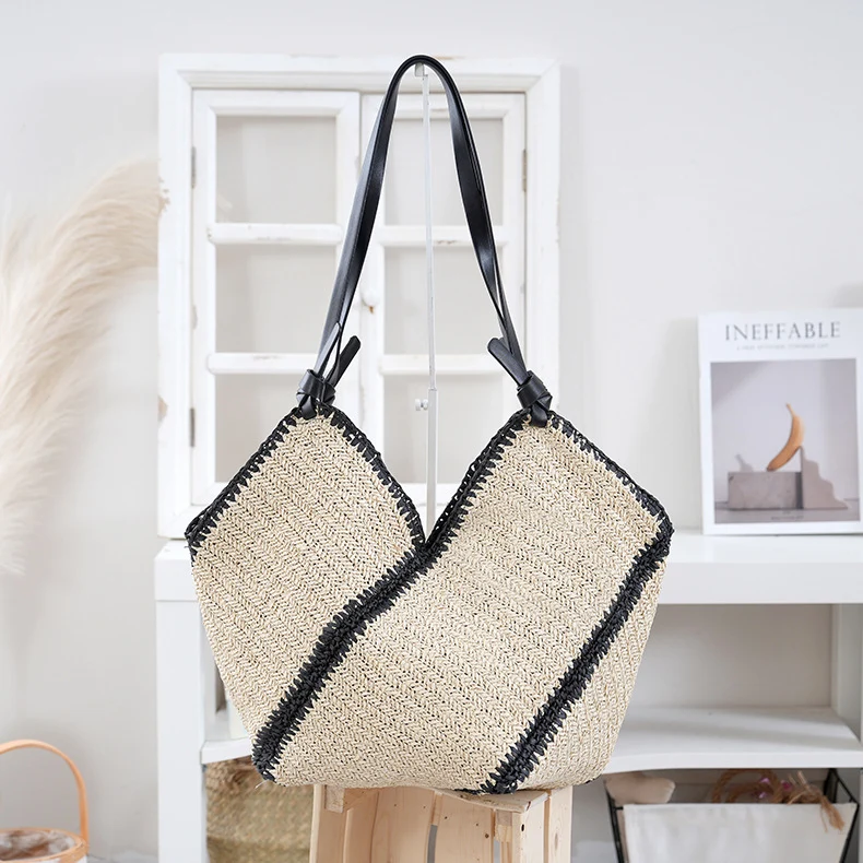 Handtasche aus gewebtem Naturmaterial mit kontrastierenden Ledergriffen Skanto
