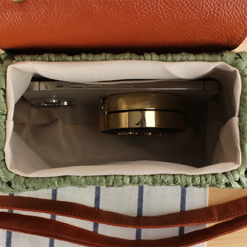 Handtasche mit eleganter Lederklappe und Flechtdesign Skanto