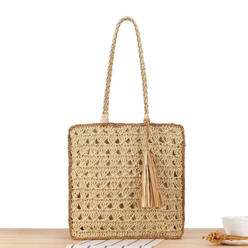 Trendige geflochtene Strandtasche mit Fransen und robustem Design Skanto