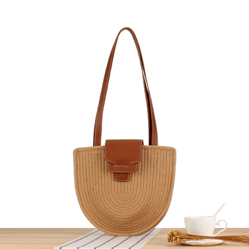 Geflochtene Tragetasche mit elegantem Lederdetail Skanto