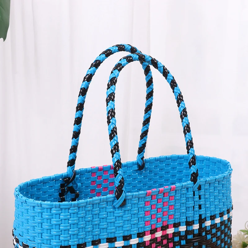 Handgefertigte Strandtasche mit buntem Wellenmuster Skanto