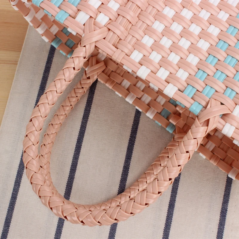 Handgefertigte Strohtasche mit bunten Streifen Skanto