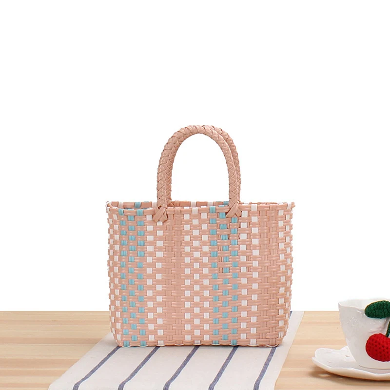 Handgefertigte Strohtasche mit bunten Streifen Skanto