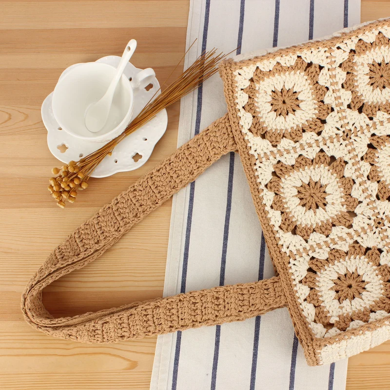 Moderne Häkelhandtasche mit einzigartigem Blumendesign Skanto