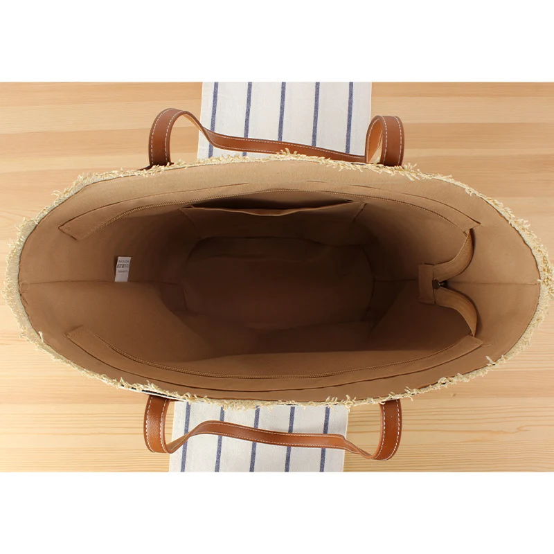 Geflochtene Strandtasche mit modernen Streifen und robusten Griffen Skanto