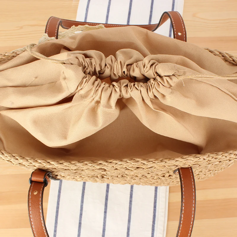 Eleganter gewebter Raffia-Korb mit Canvas-Akzent Skanto