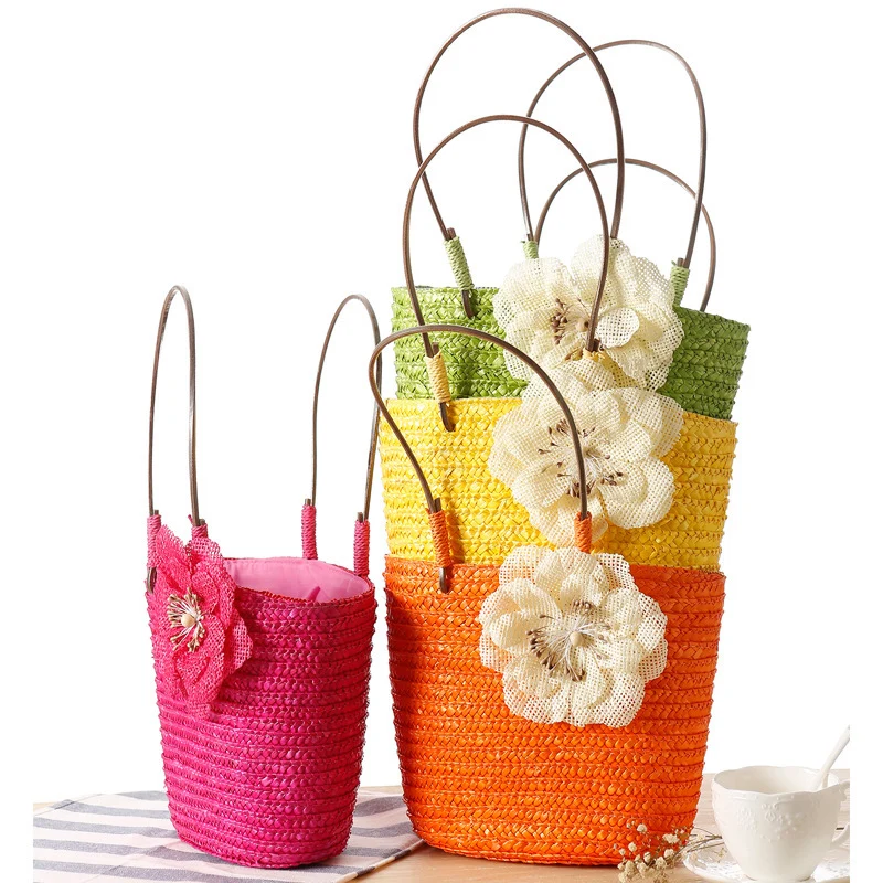 Elegante Strohtasche mit Blumenapplikation Skanto
