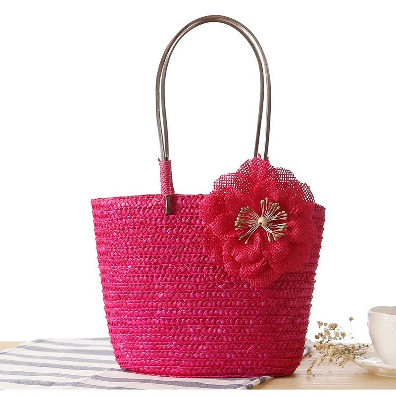 Elegante Strohtasche mit Blumenapplikation Skanto