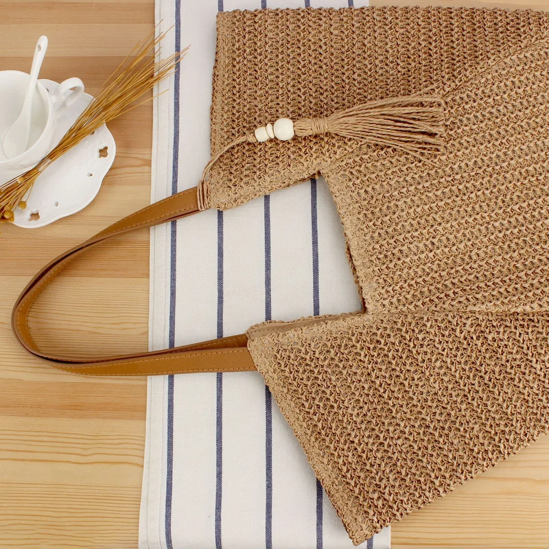 Handtasche aus handgewebtem Bast mit eleganten Lederakzenten Skanto