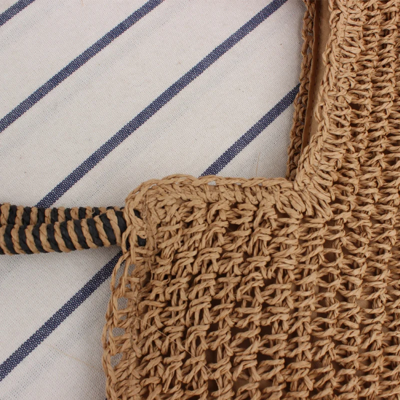 Handgefertigte Raffia-Umhängetasche mit strukturierter Oberfläche Skanto
