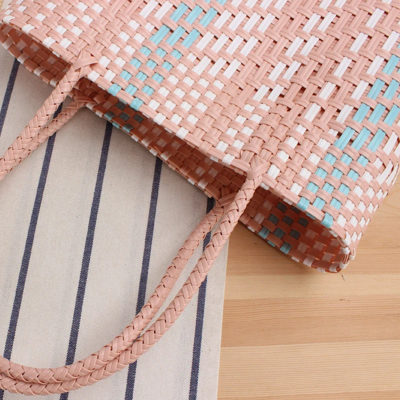 Geflochtene Strandtasche mit modernem Design und bequemen Griffen Skanto