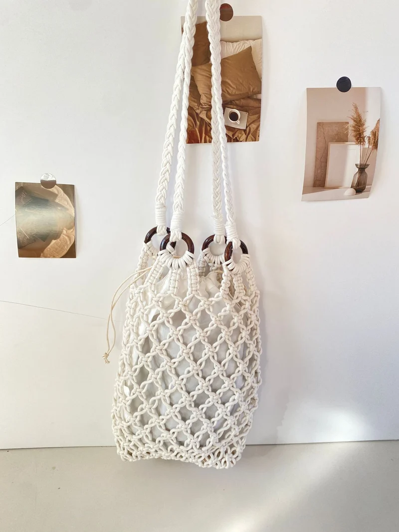 Handgeknüpfte Netztasche mit dekorativen Holzringen Skanto
