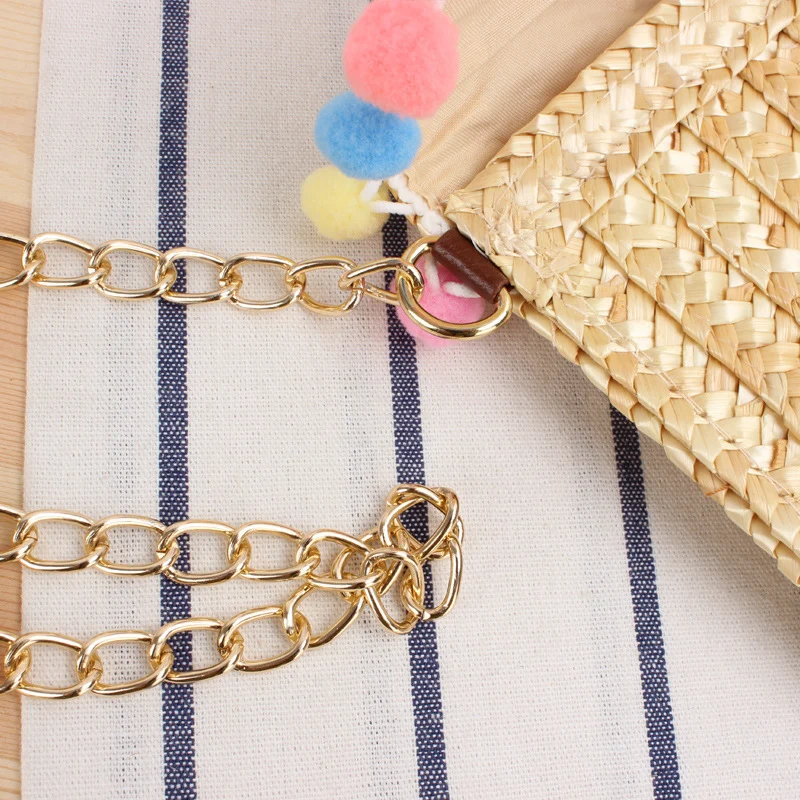 Handgewebte Raffia-Clutch mit dekorativen Pompons Skanto